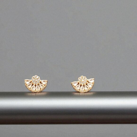 Elegant Fan-Shaped Gold-Plated Crystal Stud Earrings - Picture 2 of 2